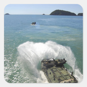 Amphibienfahrzeuge verlassen das Brunnendeck Quadratischer Aufkleber