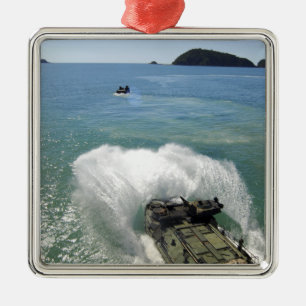 Amphibienfahrzeuge verlassen das Brunnendeck Silbernes Ornament