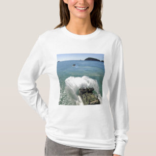 Amphibienfahrzeuge verlassen das Brunnendeck T-Shirt