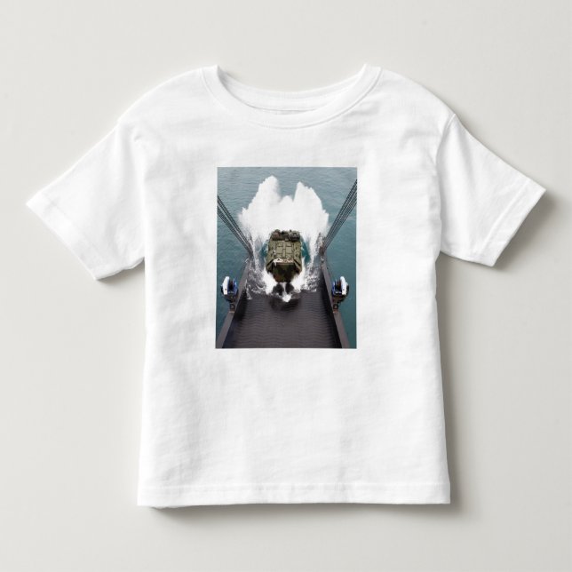 Amphibische Angriffsfahrzeuge gehen vom USNS aus Kleinkind T-shirt (Vorderseite)