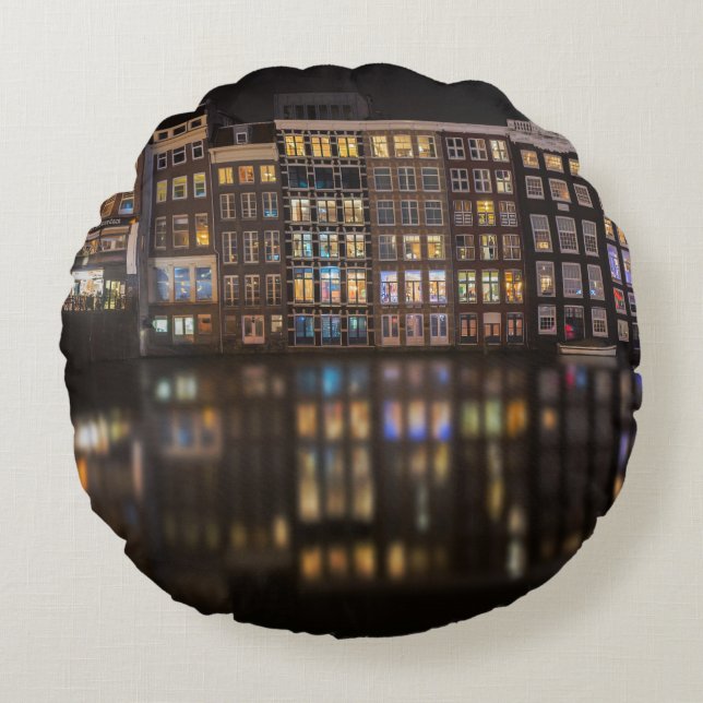 Amsterdam-Häuser mit bunten Lichtern in der Nacht Rundes Kissen (Vorderseite)