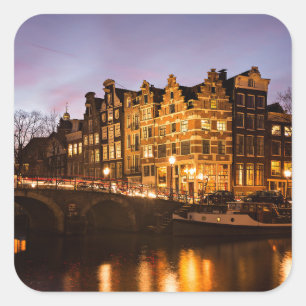 Amsterdam-Kanalhäuser am Dämmerungsaufkleber Quadratischer Aufkleber