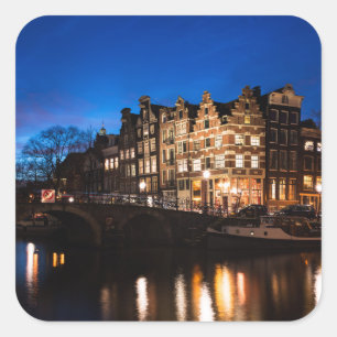 Amsterdam-Kanalhäuser nachts Quadratischer Aufkleber