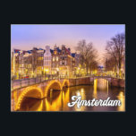 Amsterdam, Niederlande im frühen Abend Postkarte<br><div class="desc">Diese Travel-Postkarte zeigt ein Foto der weltberühmten Stadt Amsterdam,  Niederlande,  auf einem schönen frühen Abend. Diese wunderbare Postkarte wäre ideal für die besten Freunde,  Familie und Mitarbeiter.</div>