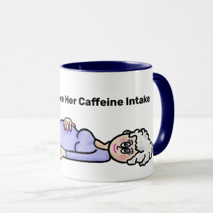 Amusante Grand-mère allongée sur la tasse de café