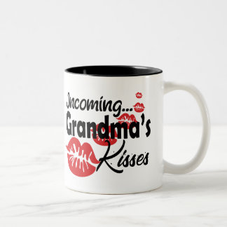 Amusante grand-mère embrasse la Mug