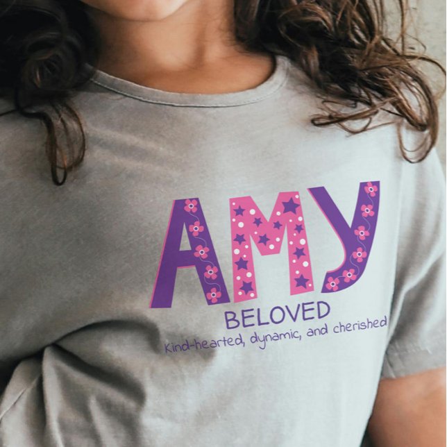 Amy Girls Name & Bedeutung rosa Sterne lila Blume Baby T-shirt (Von Creator hochgeladen)