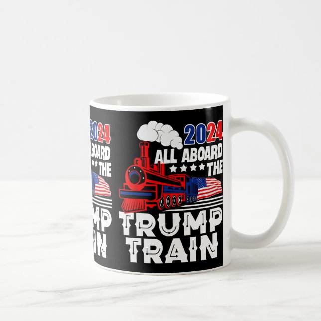 An Bord der Trump-Bahn 2024 die amerikanische Flag Kaffeetasse (Rechts)