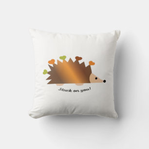 An Dir klebender Igel und süßes Herzdesign Kissen