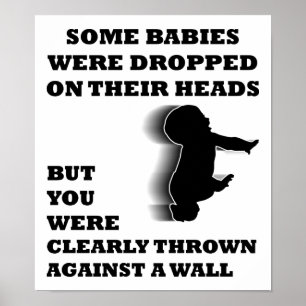 An einem Wall-Funny-Poster thronen Poster