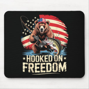 An Freiheit gewöhnter patriotischer Bär fischt ame Mousepad