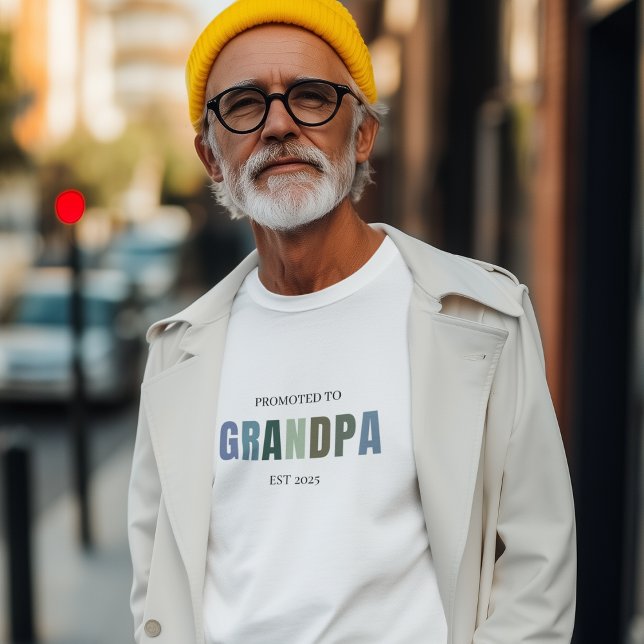 An Großvater EST 2025 befördert | Neuer Großvater T-Shirt (Von Creator hochgeladen)