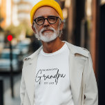 An Großvater EST 2025 befördert | Neues Opa-Gesche T-Shirt<br><div class="desc">Feiern Sie die aufregende Werbeaktion zu Opa im Stil! Dieser Promoted to Opa EST 2025 T - Shirt ist der perfekte Weg, um einen besonderen Augenblick zu markieren - ob Sie nun die großen Neuigkeiten ankündigen oder einen ersten Großvater geben. Modernes, minimalistisches Skriptdesign Soft, atemberaubende Baumwolle für den Alltagskomfort Toll...</div>