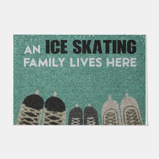 An Ice Skating Family Lives Here Fußmatte