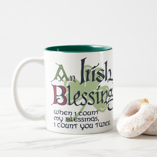 An Irish Blessing Zweifarbige Tasse (Mit Donut)