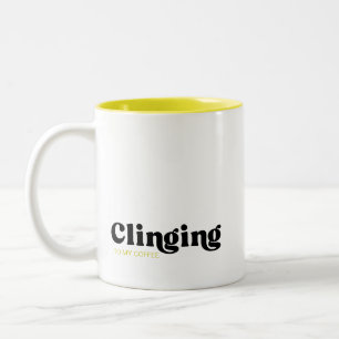 An meinem Kaffee klammern Zweifarbige Tasse