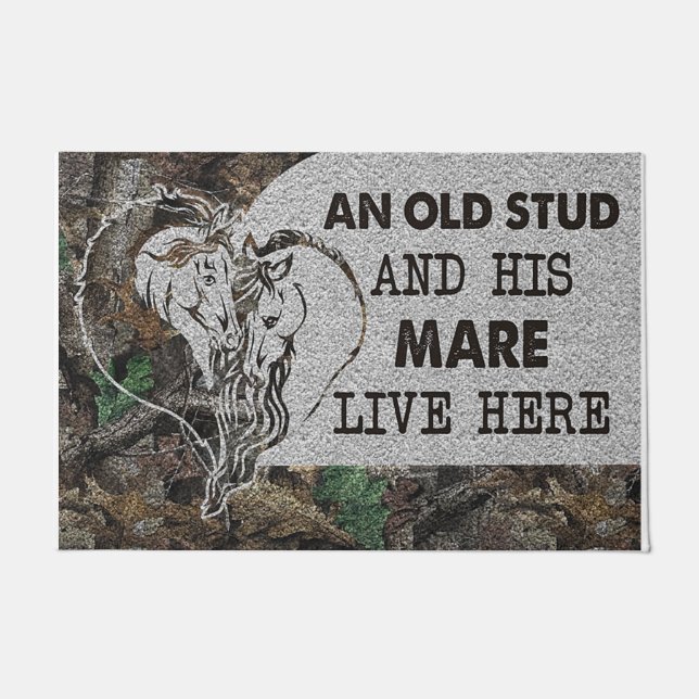 An Old Stud And His Mare Live Here Fußmatte (Vorderseite)