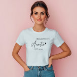 An Tante EST 2025 gefördert| Erstgeburt T-Shirt<br><div class="desc">Machen Sie sich bereit, die spannenden Neuigkeiten im Stil mit diesem süßen und minimalistischen "Promoted to Auntie EST 2025" T - Shirt zu teilen. Mit seinem eleganten Drehbuch und einem niedlichen Herzinfarkt macht dieses weiche Baumwolltee das perfekte Geschenk für neue Tanten - sei es eine Schwangerschaftsüberraschung, Babydusche oder Alltagsmode. ・...</div>