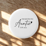 An Tante EST befördert | Niedliches Geschenk für n Button<br><div class="desc">Feiern Sie ihre große Neuigkeit mit diesem bezaubernden "Promoted to Auntie EST 2025" Knopf - ein kleiner aber sinnvoller Sake für Erstligisten! Dieses Button mit modernem minimalistischem Schriftart und Herzakzent ist ein unterhaltsames Accessoire für Babyaufführungen, Party, Babyduschen oder einfach nur tägliche Stolz-Tante-Kleidung. ・ Hochwertige runde Button-Back-Taste ・ Leicht und leicht...</div>