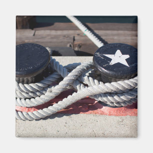 An zwei Pollen geklebter Seil Magnet