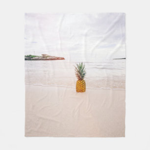 Ananas auf Sand am Strand Fleecedecke
