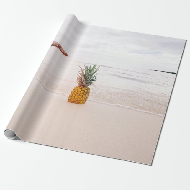 Ananas auf Sand am Strand Geschenkpapier (Ungerollt)