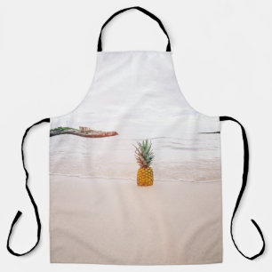 Ananas auf Sand am Strand Schürze