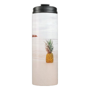 Ananas auf Sand am Strand Thermosbecher