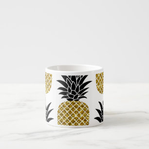 Ananas aus Gold: Von Hand Gezeichnet Weiß nahtlos. Espressotasse