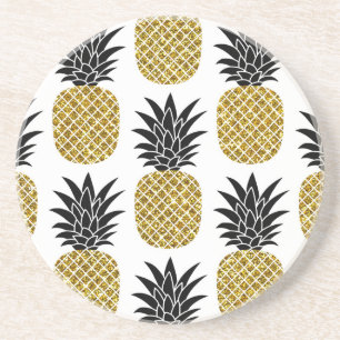 Ananas aus Gold: Von Hand Gezeichnet Weiß nahtlos. Getränkeuntersetzer
