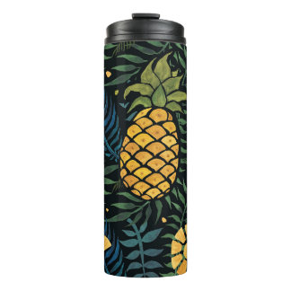 Ananas, Blätter aus Palmen: tropisches Muster. Thermosbecher
