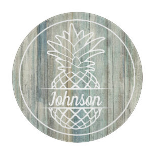 Ananas Familienname am rustikalen Strand der Holzk Schneidebrett