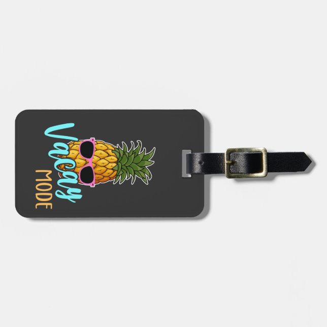 Ananas im Vacay-Modus mit Sonnenbrille Sommer Gepäckanhänger (Vorderseite horizontal)