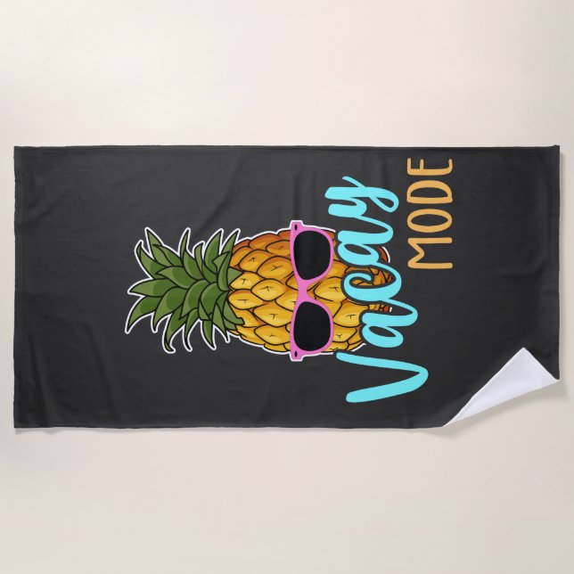 Ananas im Vacay-Modus mit Sonnenbrille Sommer Strandtuch (Vorderseite)