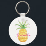 Ananas-Individuelle Name Schlüsselanhänger<br><div class="desc">Diese niedliche und gürtelige Schlüsselkette ist mit einer gelben Ananas in Aquarellfarbe und einem Namen in rosa Typografie dekoriert. Sie können ihn anpassen,  indem Sie den Namen ändern oder ihn zu einem Monogramm machen. Original Wasserfarbe © Michele Davies.</div>