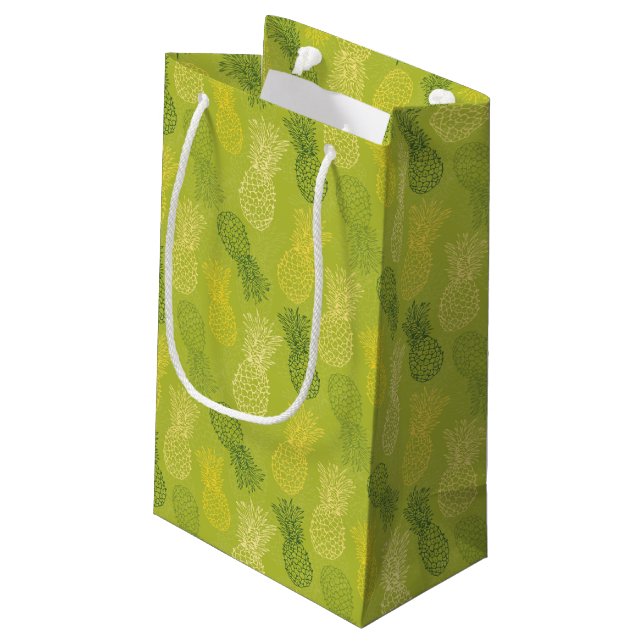 Ananas-Kontur-Muster auf Grün Kleine Geschenktüte (Rückseite Schrägansicht)