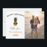 Ananas Merry Christmas Beach Foto Feiertagskarte<br><div class="desc">Ananas Frohe Weihnachten Beach Foto Holiday Card Senden Sie Ihre Urlaubssgrüße an Freunde und Familie,  Beach-Stil,  mit unserer tropischen Ananas Urlaubsfotokarte. Design zeigt Ihr liebstes vertikales Foto neben dem fröhlichen Weihnachtsgrüßen und eine Ananas-Illustration mit Urlaubssaitlichtern. Personalisieren Sie mit Ihren Namen und Gruß nach Maß am unteren Ende.</div>
