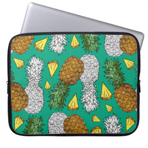 Ananas mit Blätter, kleine Stücke. Nahtlose Pappe Laptopschutzhülle