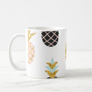 Ananas mit goldenem Glitzer, kreatives Muster. Kaffeetasse