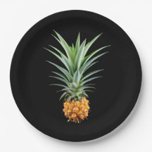 Ananas mit großen Haaren auf schwarzem Hintergrund