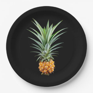 Ananas mit großen Haaren auf schwarzem Hintergrund Pappteller