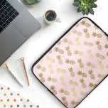 Ananas-Muster Laptopschutzhülle<br><div class="desc">Ein elegantes Design von Ananas im Mosaikstil,  bedeckt mit einer glänzenden goldenen Textur. Dieses Kunstmuster handgezeichneter Ananas ist elegant,  hübsch und einfach. Passen Sie dieses Kunstwerk mit Ihrem Namen und Initial an,  ändern Sie sogar die Hintergrundfarbe auf alles,  was Sie sich vorstellen können!</div>