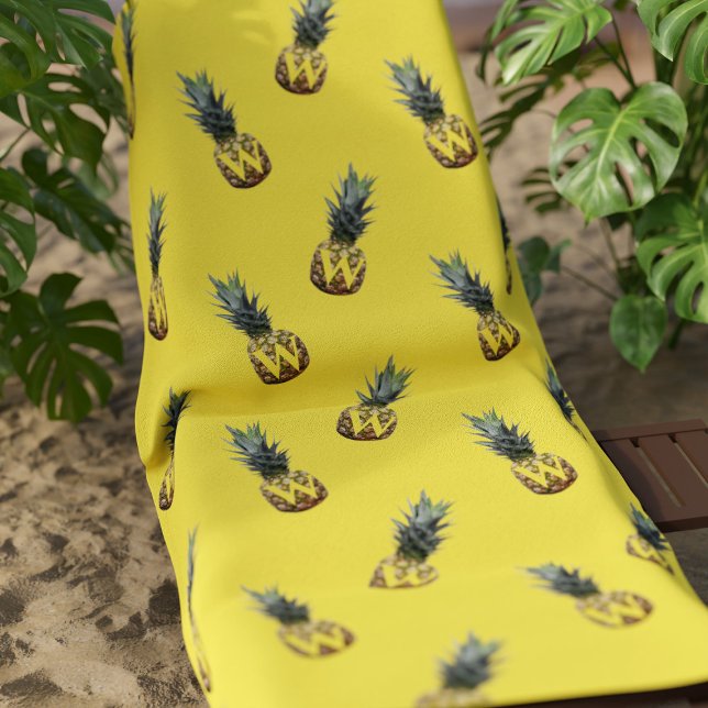 Ananas Muster Monogram Yellow Beach Handtuch (Get ready for summer with this Pineapple beach towel with your initial on it!)