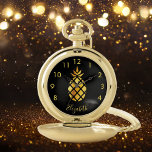 Ananas-Namensschild Taschenuhr<br><div class="desc">Elegante, moderne Imitate goldene Ananas auf einem schicken schwarzen Hintergrund. Minimalistisch Vorlage für Ihren Namen, goldgebogene Buchstaben. Der Name wird mit einem angesagten, handgeschriebenen Stilskript geschrieben. Goldene Zahlen von 8 bis 4.</div>