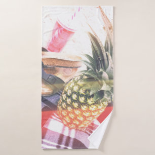 Ananas neben Telefon und Lautsprecher Badehandtuch