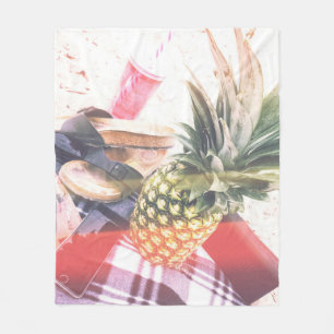 Ananas neben Telefon und Lautsprecher Fleecedecke