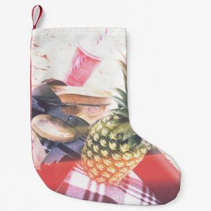 Ananas neben Telefon und Lautsprecher Kleiner Weihnachtsstrumpf