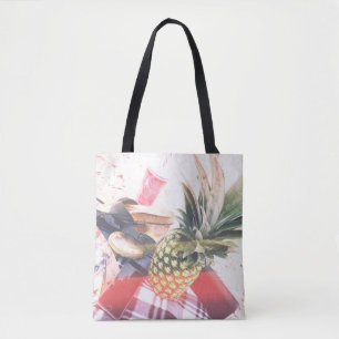 Ananas neben Telefon und Lautsprecher Tasche