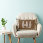 Ananas Personalisiert Lendenkissen<br><div class="desc">Dieses Kissen aus Lumbalstahl wird von drei Ananas hervorgehoben, ideal für Ihre Zuhause oder als Geschenk für einen neuen Hausbesitzer, der mit Ihrem Familiennamen personalisiert ist, auf einem Holzprint-Muster. (Nicht echtes Holz, es ist eine farbige Abbildung.)</div>