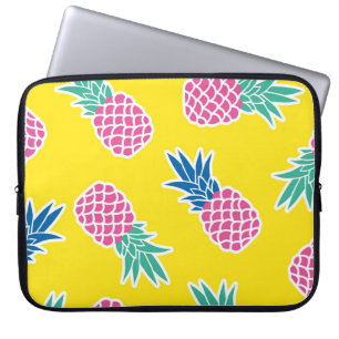 Ananas-Rausch: Heller Cartoon Vintag. Laptopschutzhülle